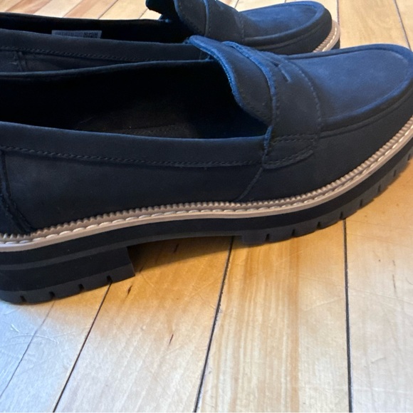 Toms Black Loafers with Tan Sole - Picture 3 of 6